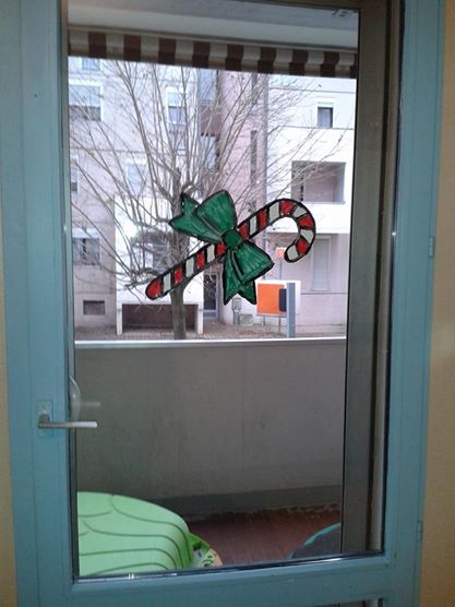 J'aime mon travail ! Je décore les vitres de l'espace Enfants !